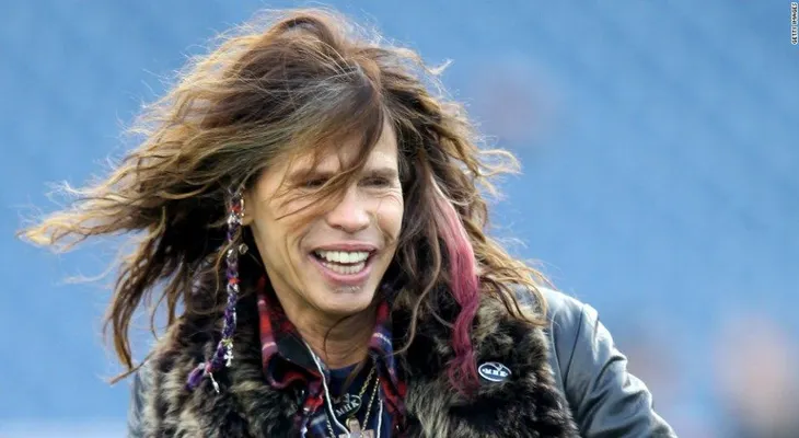 Steven Tyler canta a dúo con músico callejero en Moscú
