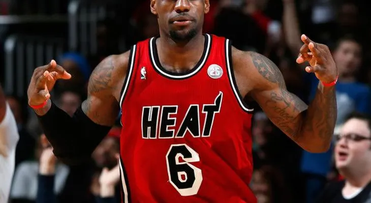 Golden State vence a Miami y extiende racha