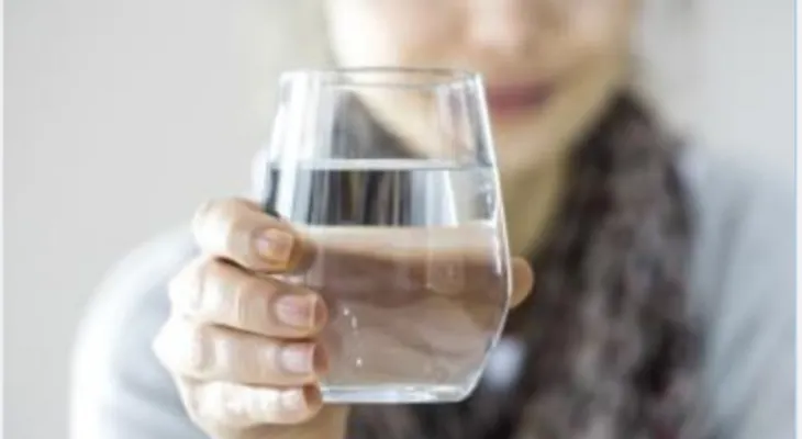 Cómo detectar con un vaso de agua si existen energías negativas en tu hogar