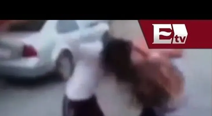 Video: Madre presencia pelea de su hija afuera de secundaria