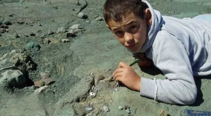 Mientras jugaba, este niño encontró algo capaz de cambiar los libros de ciencias naturales