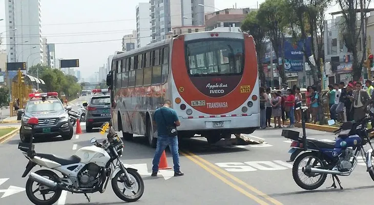 Mueren 10 al estrellarse autobús contra un árbol en Brasil, tras ser atacado por asaltantes