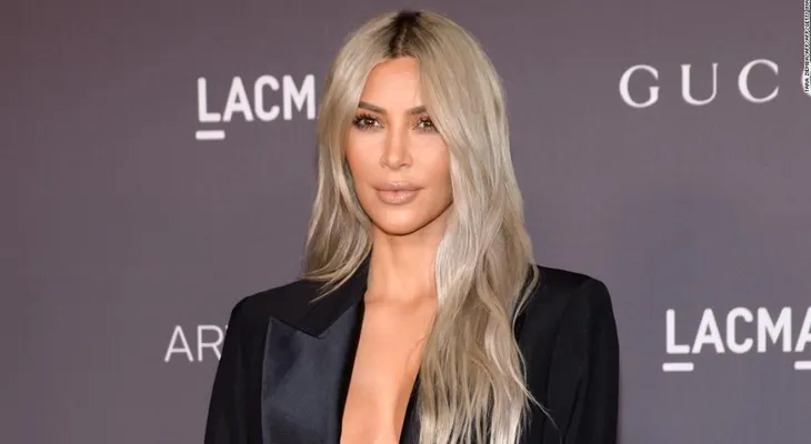 Kim Kardashian deja que su hija le tome una foto en topless y así reaccionó internet