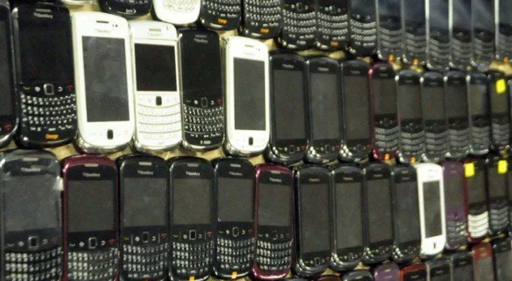 Allanan dos tiendas que vendían celulares robados en Hato Mayor