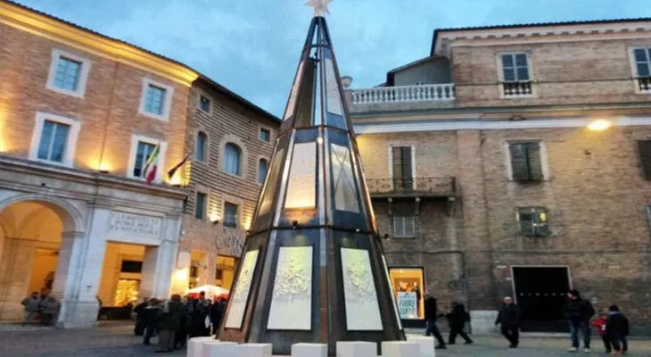Un árbol de Navidad "inmoral" provoca la dimisión de un concejal en Italia
