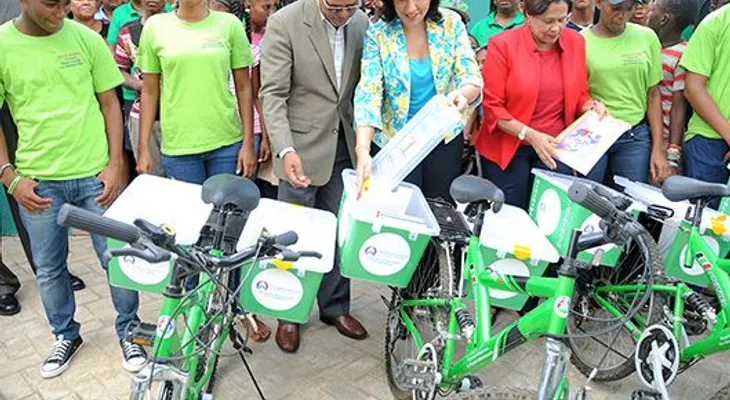 Margarita Cedeño distribuye libros en bicicletas