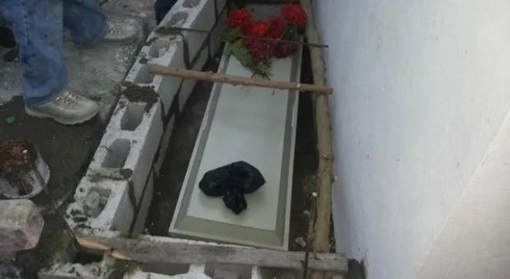 Madre lo deja solos y sus dos niños mueren quemados