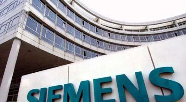 Alemana Siemens firma multimillonario acuerdo con Egipto