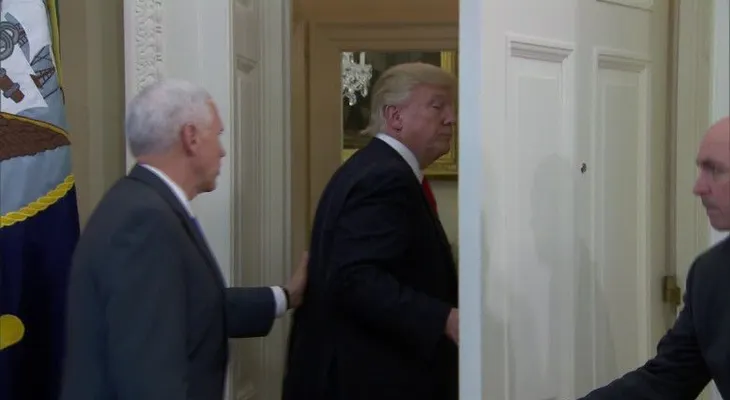 Donald Trump huye de los periodistas y deja decretos sin firmar