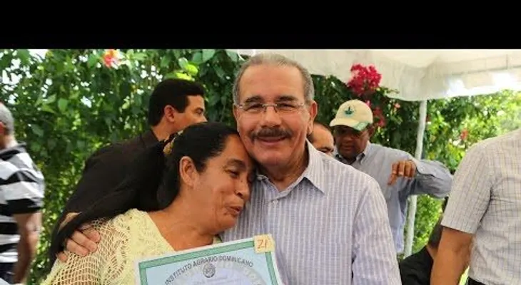 Presidente Medina entrega títulos de tierras en Higüey y Hato Mayor