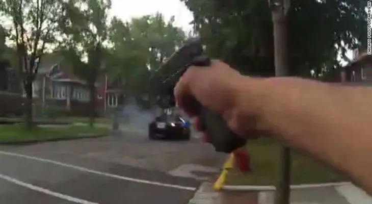 Un joven recibe disparos mortales de la policía, tras persecución en Chicago (VIDEO)