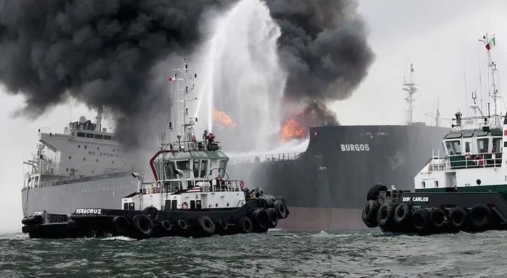 Un buque con 160.000 barriles de gasolina y diesel arde frente a costas de Veracruz