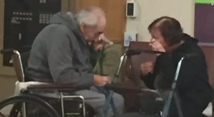 La imagen de esta pareja de ancianos despidiéndose está rompiendo corazones