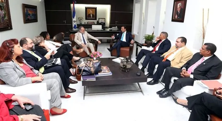Haitiano se encadena frente a embajada de su país 
