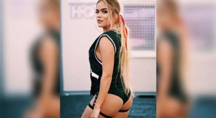 Karol G confiesa ha entrado cuatro veces al quirófano para lograr su cuerpo; la han confundido con Becky G.