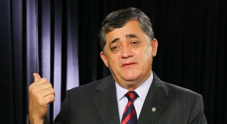 Principal aliado de Rousseff admite derrota
