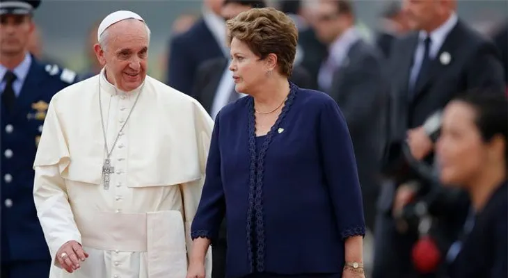 Papa bromea sobre apoyar a Brasil en Mundial