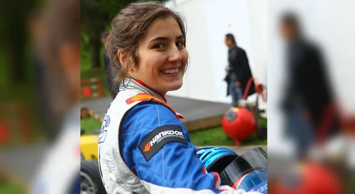 Tatiana Calderón, la corredora colombiana que podría llegar a la Fórmula 1