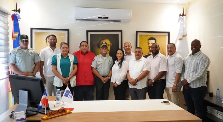 Director de la DIGESETT escucha inquietudes de la comunidad de Azua durante encuentro