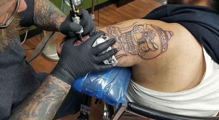 Por miedo a ser deportado por Donald Trump muchos latinos se borran los tatuajes