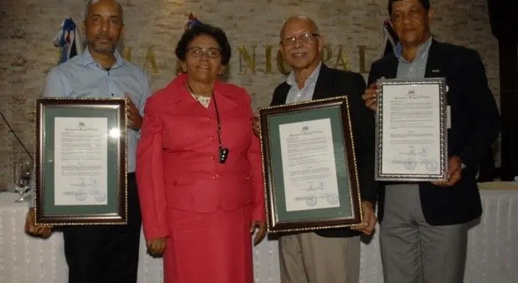 Ayuntamiento El Cercado reconoce funcionarios sector eléctrico