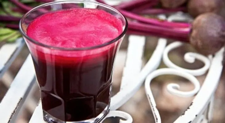 Beber zumo de remolacha reduce la hipertensión