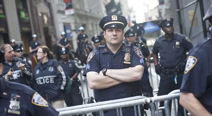 Solicitan aumenten mil nuevos policías en NY para enfrentar la violencia 