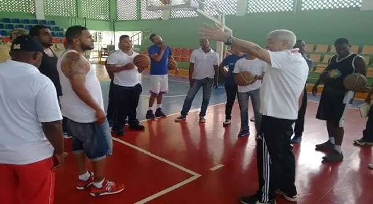 Fucondesan realiza clínica de baloncesto en San Juan con Leandro de la Cruz