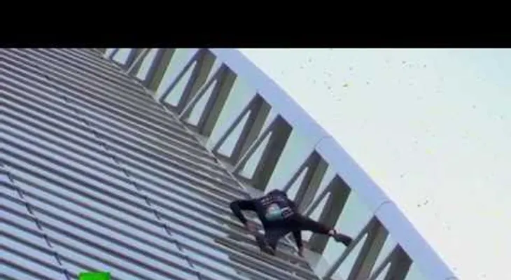 El "Spiderman francés": Alpinista urbano escala un rascacielos de París sin protección 