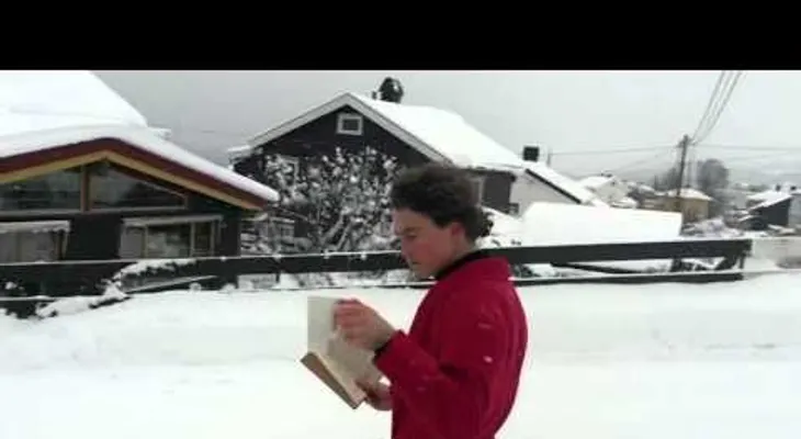 Comprobado: tomar un café y deslizarse por el hielo al mismo tiempo es posible (VIDEO)