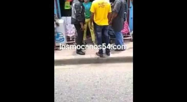 Amet maltrata joven por grabarlo con celular (Video)