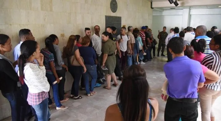  Evacúan más de 400 empleados del "Huacalito" en Santiago 