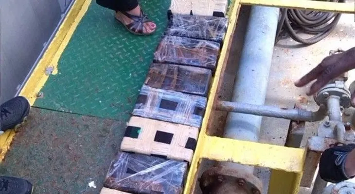 Autoridades decomisan 40 paquetes de cocaína en barco hizo escala en Manzanillo