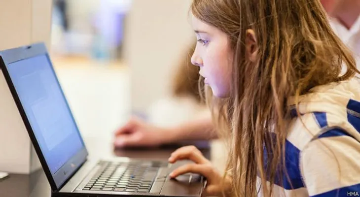 La niña de siete años que hackea una red wifi en 10 minutos
