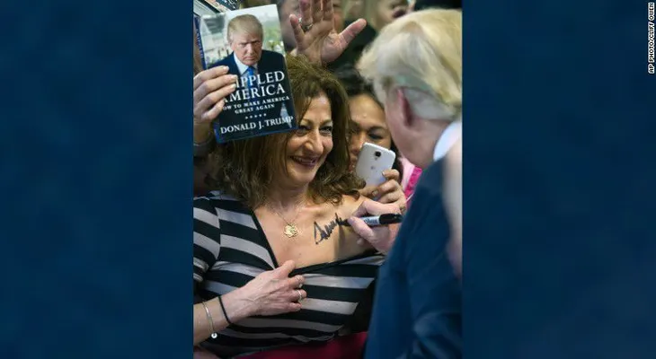 Donald Trump autografía el pecho de una emocionada seguidora