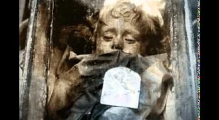 De manera increíble esta momia niña abre y cierra los ojos (VIDEO)