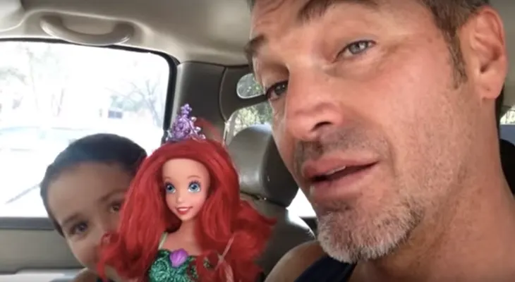 Reacción de un padre cuando su hijo escogió una muñeca como regalo se vuelve viral