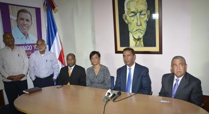Contreras denuncia Salcedo quita su propaganda de vallas para poner la suya   