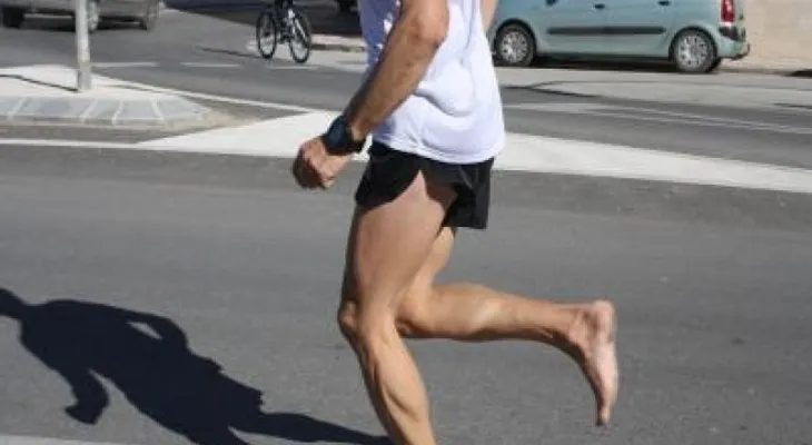Correr descalzo reduce las lesiones