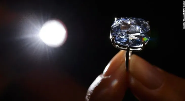 Multimillonario le compra el diamante más caro del mundo a su hija de 7 años