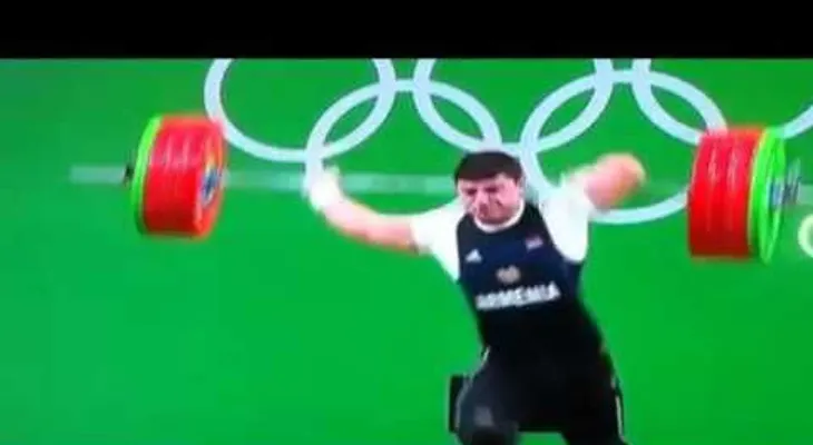 Dramático momento cuando se rompe el brazo en Levantamiento de pesas 