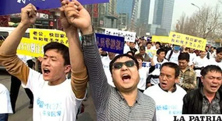 Familiares desaparecidos exigen "pruebas fehacientes" a Malasia en manifestación en Pekín