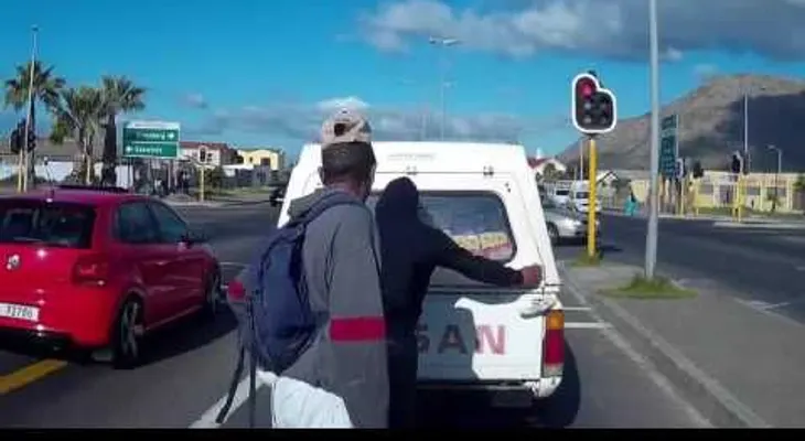 Graban un descarado robo a plena luz del día en un cruce peatonal (VIDEO)