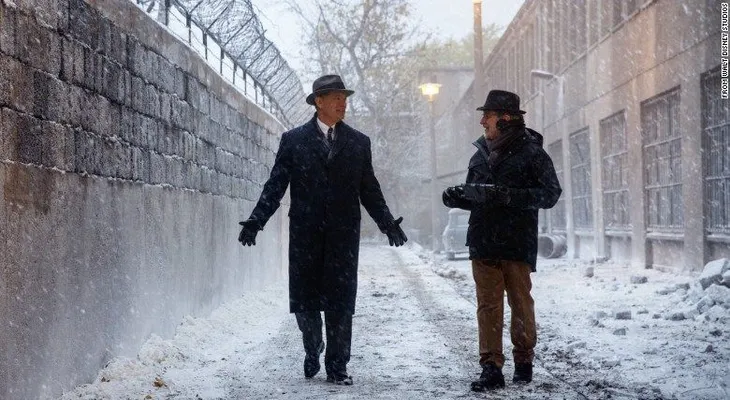 "Bridge of Spies": la nueva y absorbente película de Steven Spielberg y Tom Hanks