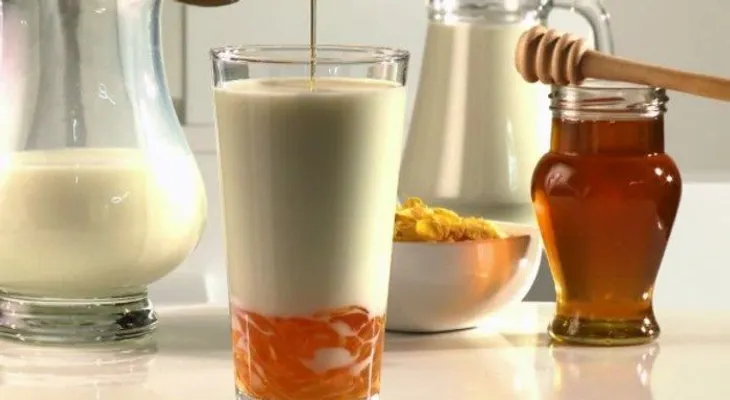 Sabes qué pasa si toma la miel con leche 