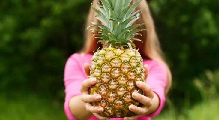 ¿Sabías que cuando comes piña, ella también te come a ti?