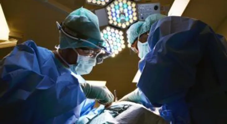 El consumo de comida rápida llevó doctores a descubrir que la mujer tenía un cáncer intestinal