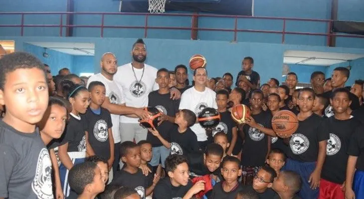 Ministro Juventud y Jack Michael realizan Clínica de Baloncesto