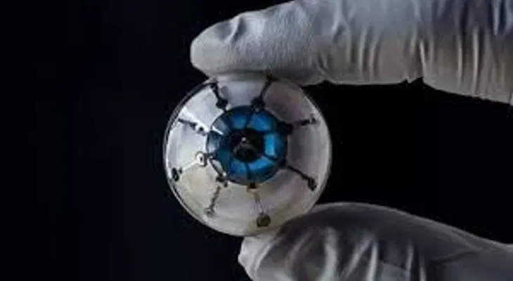 Pequeños robots nadan a través de un globo ocular para administrar medicamentos