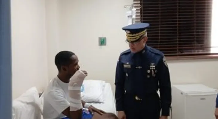 Director de la Policía visita en Barahona a raso herido en patrullaje que ya recibió el alta